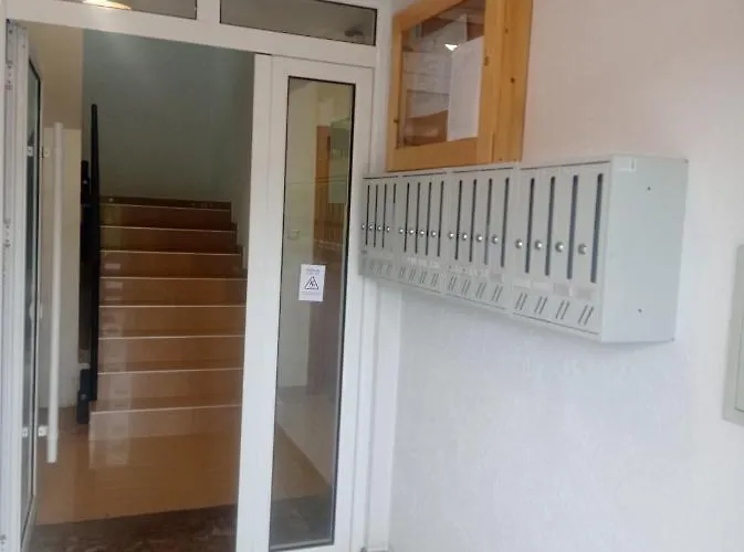 アパート Simovic, *